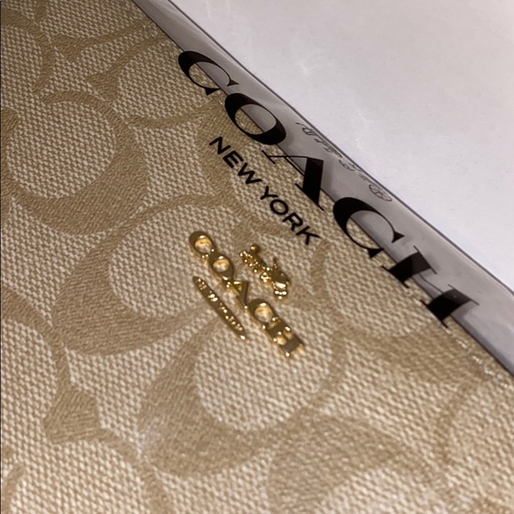 Coach Large Phone Wallet In Signature Canvas LIGHT - Picture 15 of 16